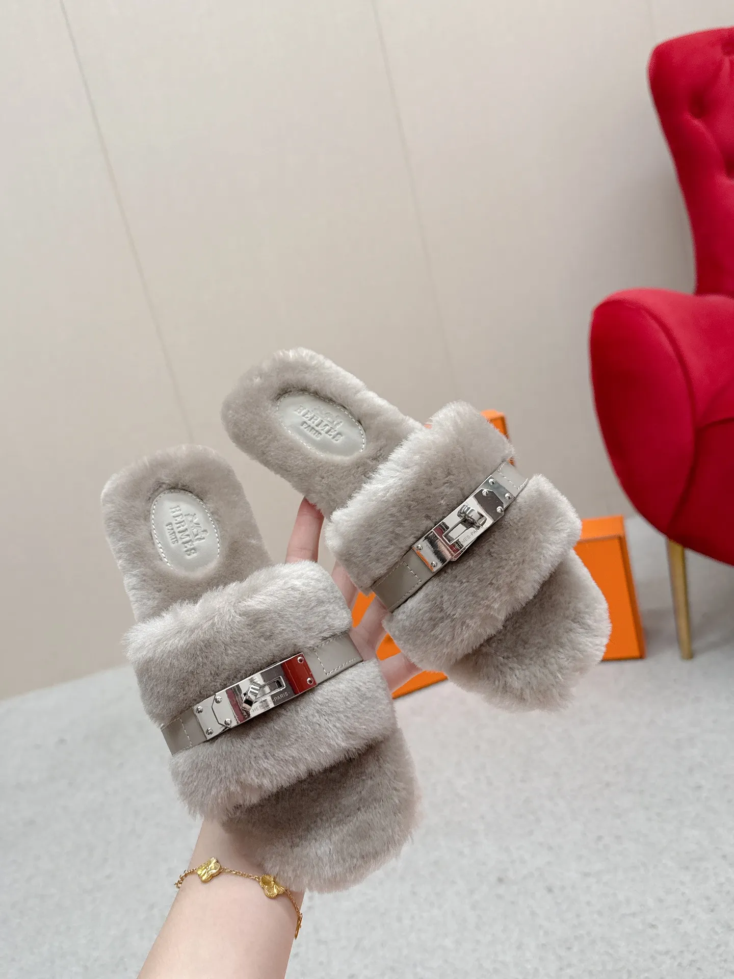 👟👟Ex-factory price 480👟👟 Hermes 🐎25/ Latest Autumn and Winter fur one-piece fur slippers KeIIy locks are embellished on the uppers with palladium plating to reflect low-key light. This year’s fabrics are made of lamb wool, which is fluffy and cute. It feels like stepping on clouds. Wear it barefoot or with socks, it is very fashionable 🎁 Paired with suit pants, it is an invisible shirt in the workplace. Echoing the knitted skirt, it has become a standard accessory for lazy afternoons. Pair it with jeans for a more casual style. ✔️Fabric: wool ✔️Inner lining: imported lamb wool ✔️Sole: original leather sole ✔️Size: #35-42 (customized at 40.41.42)
